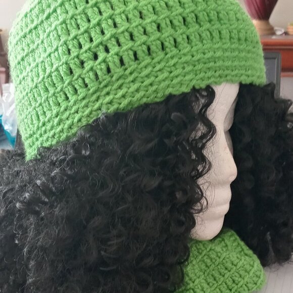 BEENIE & NECK SCARF - Picture 2 of 3